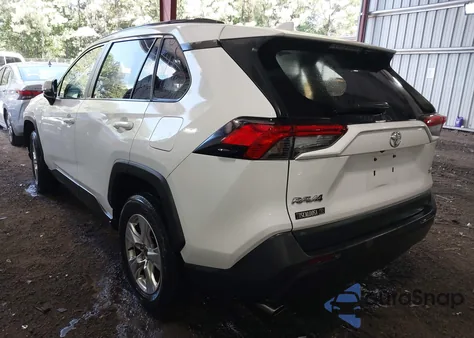 2021 Toyota Rav4 Xle z USA, uszkodzony, nr VIN 2T3W1RFV8MC122896